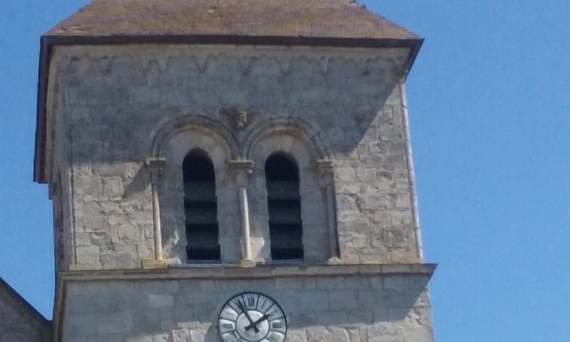Le clocher , façade sud avec la frise et un babouin.