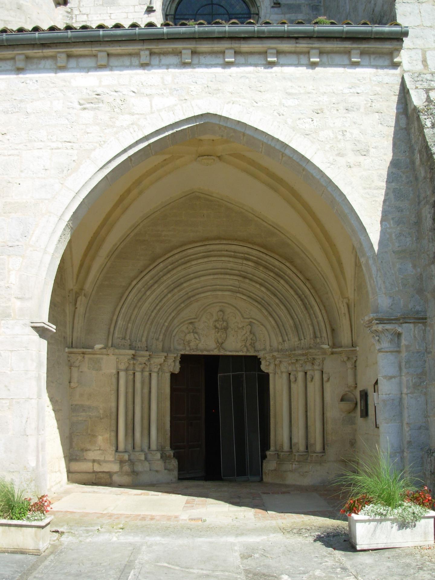 Porche et portail de l'église