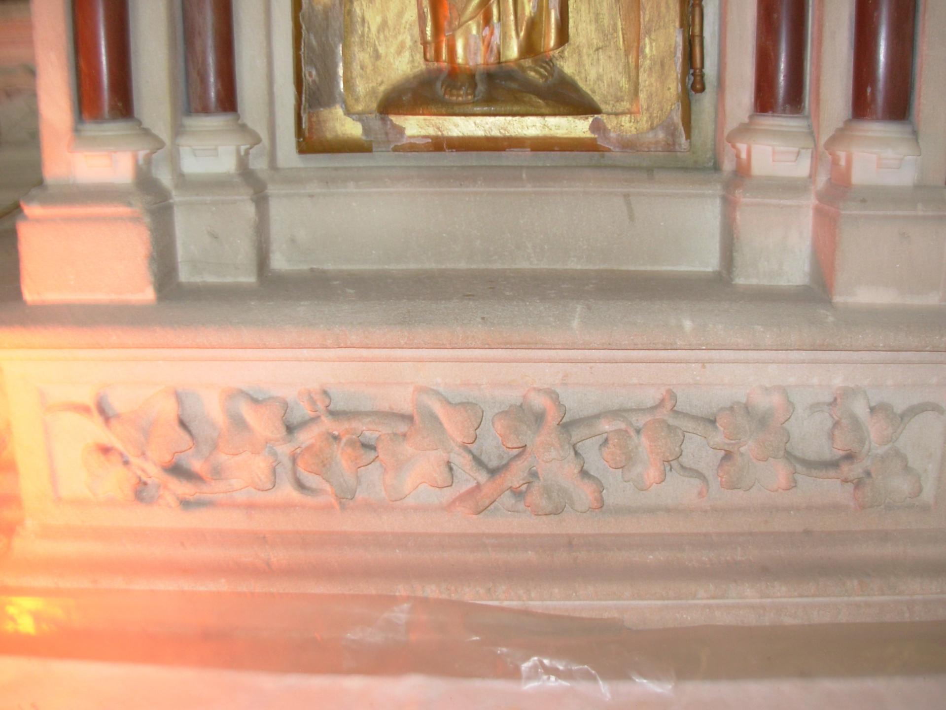 Maître-autel ( détail ): motifs végétaux sous le tabernacle